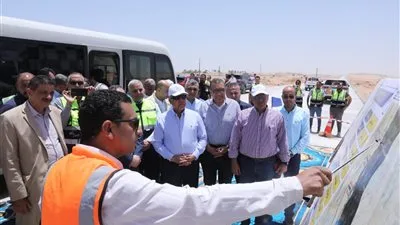 وزير النقل والصناعة: الطريق الصحراوي الغربي في الصعيد يعد جزءاً من محور القاهرة-كيب تاون. وزير النقل والصناعة: الطريق الصحراوي الغربي في الصعيد يعد جزءاً من محور القاهرة-كيب تاون.