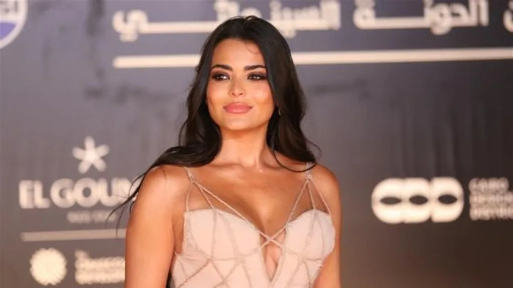 أسماء جلال تحتفل بعيد ميلادها بفستان قصير وقناع (صور) أسماء جلال تحتفل بعيد ميلادها بفستان قصير وقناع (صور)