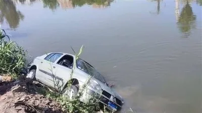 وفاة مسن وزوجته بسبب سقوط سيارتهما في ترعة الرياح التوفيقي على طريق أجا ميت غمر. وفاة مسن وزوجته بسبب سقوط سيارتهما في ترعة الرياح التوفيقي على طريق أجا ميت غمر.
