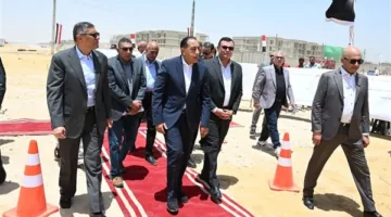 مدبولي يراقب تقدم تنفيذ مشاريع الطرق والبنية التحتية في توسعات مدينة الشيخ زايد