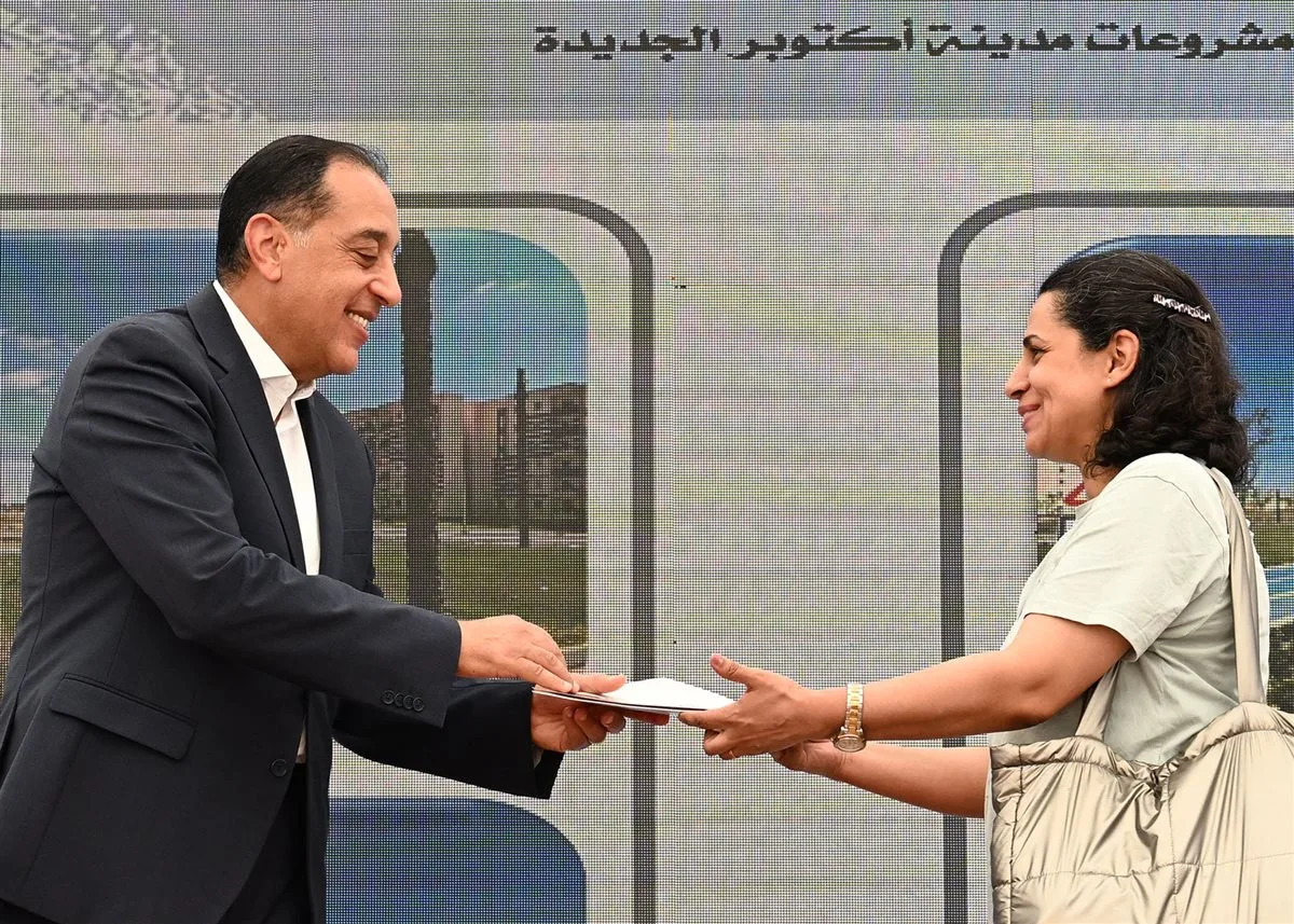 رئيس الوزراء يوزع عقود وحدات مشروع “سكن لكل المصريين” في مدينة أكتوبر الجديدة رئيس الوزراء يوزع عقود وحدات مشروع “سكن لكل المصريين” في مدينة أكتوبر الجديدة