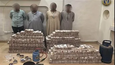 ضبط 4 أفراد بحوزتهم 77 مليون جنيه أثناء التنقيب عن الذهب في أسوان ضبط 4 أفراد بحوزتهم 77 مليون جنيه أثناء التنقيب عن الذهب في أسوان