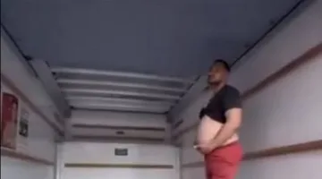أول رجل عربي يخوض تجربة الحمل والإنجاب: رحيل الفنان الجزائري أحمد الفاتح بعد ولادة صعبة