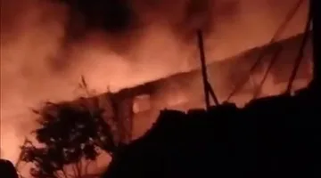 حريق ضخم يدمر مصنع مراتب في المنطقة الصناعية ببلطيم في كفر الشيخ