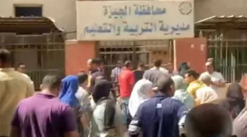 أولياء أمور رياض الأطفال يعبرون عن معارضتهم لقرار يمنع نقل أبنائهم بعد توزيعهم على مدارس بعيدة.