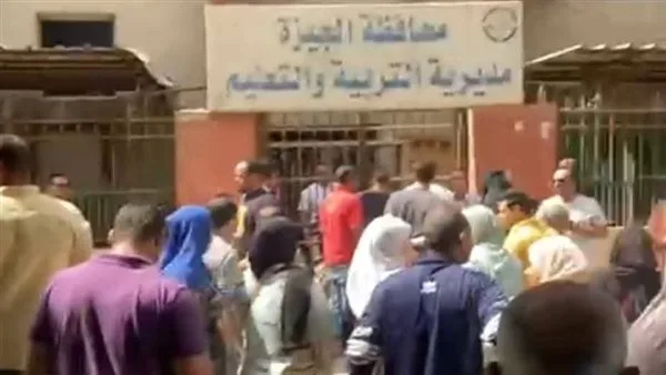 أولياء أمور رياض الأطفال يعبرون عن معارضتهم لقرار يمنع نقل أبنائهم بعد توزيعهم على مدارس بعيدة.