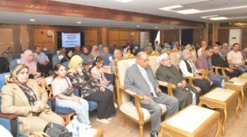 محافظ أسيوط يوزع تأشيرات السفر وملابس الإحرام على 320 حاجًا من الجمعيات الأهلية