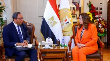 وزيرة التنمية المحلية تراقب مع محافظ قنا سير العمل في مشروعات برنامج تطوير الصعيد
