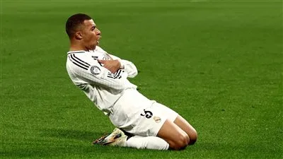 كيليان مبابي يحصل على الحذاء الذهبي الأوروبي للمرة الأولى ويتفوق على محمد صلاح كيليان مبابي يحصل على الحذاء الذهبي الأوروبي للمرة الأولى ويتفوق على محمد صلاح
