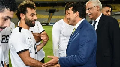 وزير الرياضة يهنئ محمد صلاح بمناسبة فوزه بلقب الهداف وأفضل صانع أهداف في الدوري الإنجليزي وزير الرياضة يهنئ محمد صلاح بمناسبة فوزه بلقب الهداف وأفضل صانع أهداف في الدوري الإنجليزي