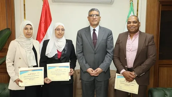 محافظ الجيزة يُكافئ لجنة التصالح بمركز الصف تقديرًا لجهودهم في إتمام الملف محافظ الجيزة يُكافئ لجنة التصالح بمركز الصف تقديرًا لجهودهم في إتمام الملف
