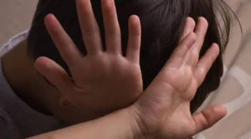 حكم بالسجن 20 عاماً لجراح اعتدى على 299 شخصاً، معظمهم من الأطفال.