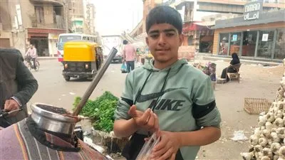 «زياد» من صعيد مصر في الشرقية يبيع الفول والبليلة: أنا هنا منذ عامين والأهالي يحبونني «زياد» من صعيد مصر في الشرقية يبيع الفول والبليلة: أنا هنا منذ عامين والأهالي يحبونني