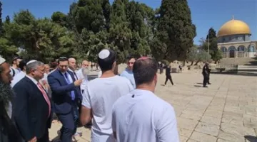 وزير الأمن الإسرائيلي يدخل باحات المسجد الأقصى برفقة زوجته
