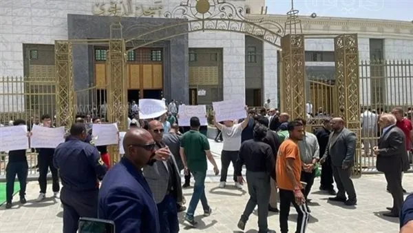 Near the Mosque: Signs Calling for an Investigation into Certain Members of the Dajawi Family | Photos Near the Mosque: Signs Calling for an Investigation into Certain Members of the Dajawi Family | Photos