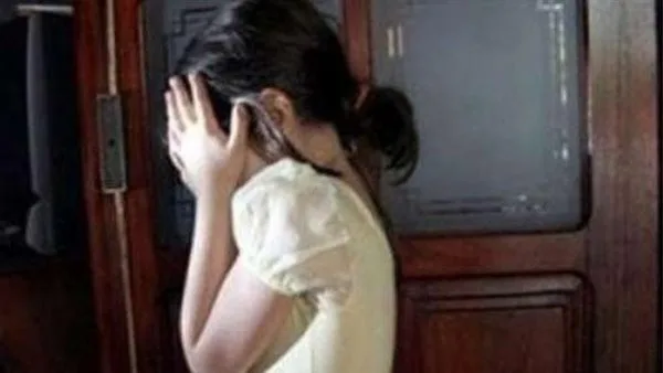 دعت طفلة بواسطة قطعة حلوى: أم تتهم رجلًا مسنًا بالاعتداء على ابنتها في القليوبية. دعت طفلة بواسطة قطعة حلوى: أم تتهم رجلًا مسنًا بالاعتداء على ابنتها في القليوبية.