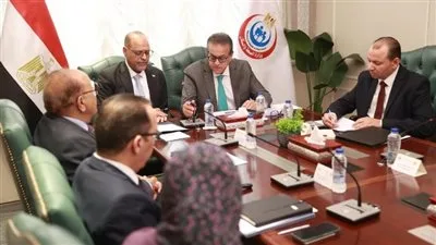 وزيرا الصحة والعمل يناقشان سبل تنظيم مهنة “مساعد الخدمات الصحية” وتطوير برامج تأهيل معتمدة للتدريب والتراخيص. وزيرا الصحة والعمل يناقشان سبل تنظيم مهنة “مساعد الخدمات الصحية” وتطوير برامج تأهيل معتمدة للتدريب والتراخيص.