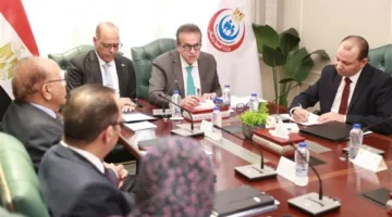 خالد عبد الغفار يناقش مع وزير العمل سبل تنظيم مهنة “مساعد الخدمات الصحية”