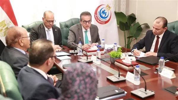 خالد عبد الغفار يناقش مع وزير العمل سبل تنظيم مهنة “مساعد الخدمات الصحية” خالد عبد الغفار يناقش مع وزير العمل سبل تنظيم مهنة “مساعد الخدمات الصحية”