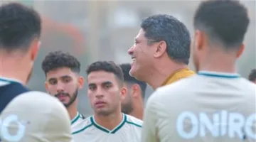 أيمن الرمادي يجتمع بلاعبي الزمالك في جلسة خاصة قبل مباراة فاركو