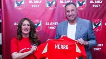 الخطيب يستقبل السفيرة الأمريكية في النادي الأهلي ويشدد على أهمية التعاون المشترك قبل بطولة الأندية العالمية.