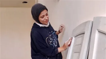 “هاجر.. وردة في ساحة الرجال” أُطلق عليها لقب “الأسطى زلطة” كأول نقاشة في محافظة المنيا