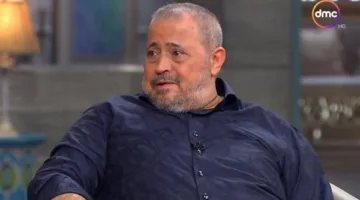 معجبة تتسلل إلى مسرح جورج وسوف في السويد وتقبلّه أمام الحضور (فيديو)