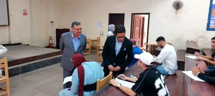 رئيس جامعة بنها يزور كليتي الزراعة والطب البيطري للاطلاع على سير الامتحانات. رئيس جامعة بنها يزور كليتي الزراعة والطب البيطري للاطلاع على سير الامتحانات.