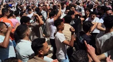 طلاب خدمة اجتماعية في كفر الشيخ يحتفلون بحرارة بعد انتهاء امتحاناتهم بـ ‘حنّة شيماء’