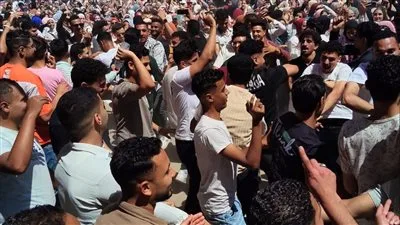 طلاب خدمة اجتماعية في كفر الشيخ يحتفلون بحرارة بعد انتهاء امتحاناتهم بـ ‘حنّة شيماء’ طلاب خدمة اجتماعية في كفر الشيخ يحتفلون بحرارة بعد انتهاء امتحاناتهم بـ ‘حنّة شيماء’