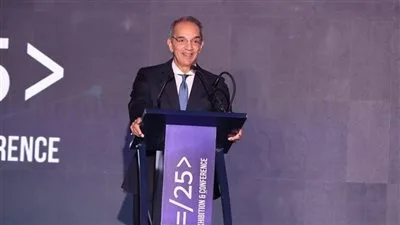وزير الاتصالات: حجم استثمارات شركات الهواتف المحمولة في مصر يصل إلى 2.7 مليار دولار حالياً وزير الاتصالات: حجم استثمارات شركات الهواتف المحمولة في مصر يصل إلى 2.7 مليار دولار حالياً