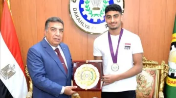 محافظ الدقهلية يكرم السباح حاتم أشرف كامل، بطل إفريقيا