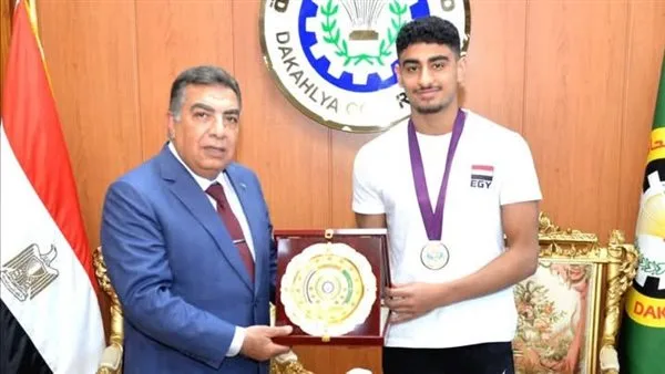 محافظ الدقهلية يكرم السباح حاتم أشرف كامل، بطل إفريقيا محافظ الدقهلية يكرم السباح حاتم أشرف كامل، بطل إفريقيا
