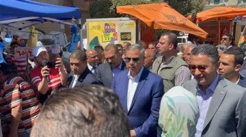 خصومات بنسبة 30%.. وزير التموين يزور سوق “اليوم الواحد” في العجمي