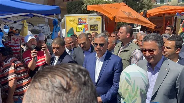 خصومات بنسبة 30%.. وزير التموين يزور سوق “اليوم الواحد” في العجمي خصومات بنسبة 30%.. وزير التموين يزور سوق “اليوم الواحد” في العجمي