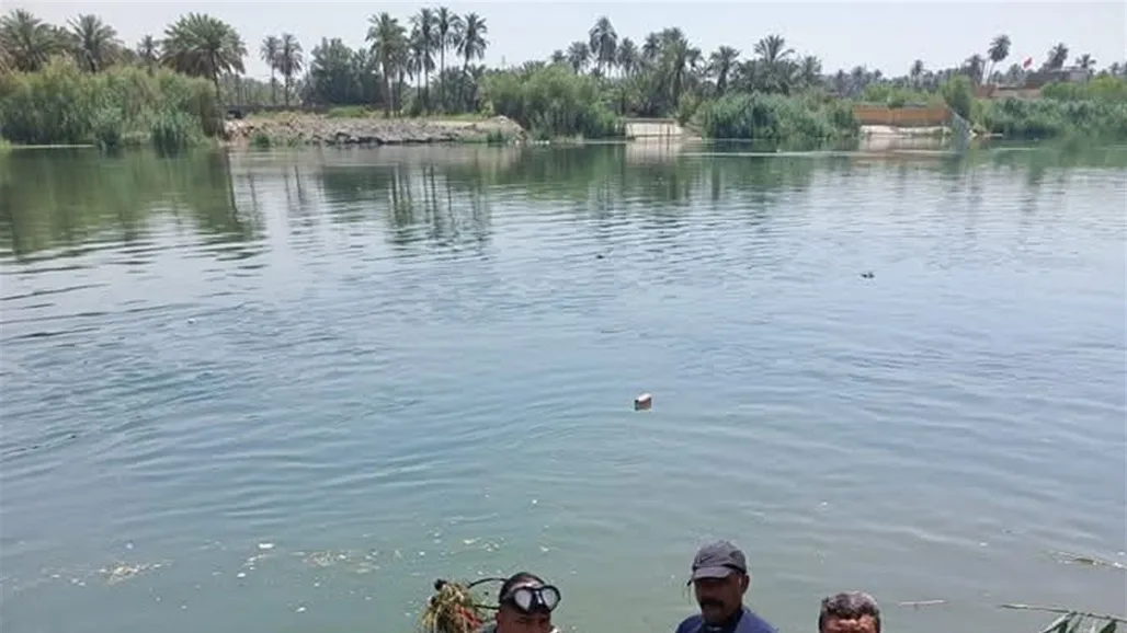 غواصو الشرطة في نهر الكوفة يستخرجون جثة شخص غارق. غواصو الشرطة في نهر الكوفة يستخرجون جثة شخص غارق.