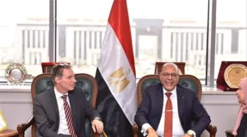 وزير العمل يوزع شهادات دولية على الخريجين من مسؤولي التوظيف في مديريات العمل بالصعيد