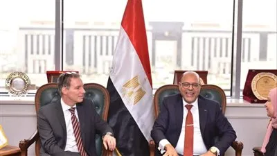 وزير العمل يوزع شهادات دولية على الخريجين من مسؤولي التوظيف في مديريات العمل بالصعيد وزير العمل يوزع شهادات دولية على الخريجين من مسؤولي التوظيف في مديريات العمل بالصعيد