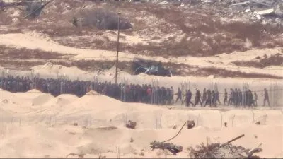 “غزة تحت الحصار: معاناة الجوع والموت” … الجيش الإسرائيلي يطلق النار على المدنيين خلال توزيع المساعدات في رفح. “غزة تحت الحصار: معاناة الجوع والموت” … الجيش الإسرائيلي يطلق النار على المدنيين خلال توزيع المساعدات في رفح.