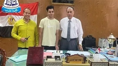 «حظر دخول الحمام».. عميد كلية الآداب بالزقازيق يتدخل ويعتذر للطالب يوسف عرابي بعد أزمة حدثت معه. «حظر دخول الحمام».. عميد كلية الآداب بالزقازيق يتدخل ويعتذر للطالب يوسف عرابي بعد أزمة حدثت معه.