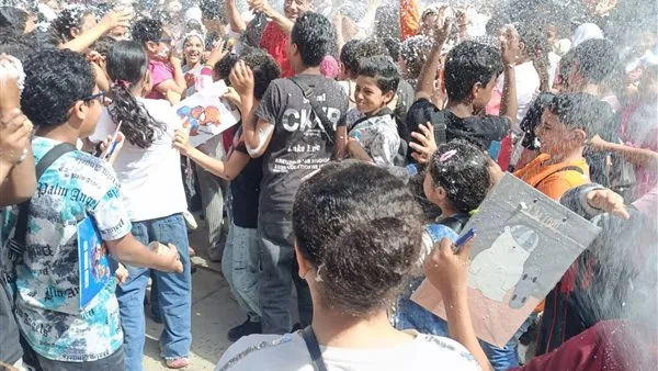 «مدير المدرسة» يحتفل مع طلابه بنجاحهم في الامتحانات