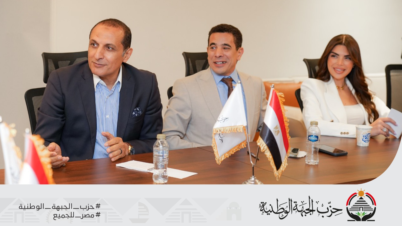 قد تكون صورة ٣ أشخاص ونص