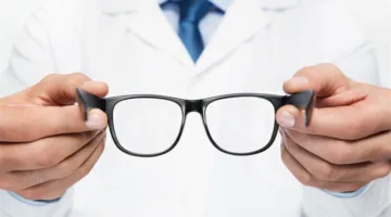 إلقاء القبض على طبيب في السبعين من عمره بتهمة تصوير النساء سرًا باستخدام نظارات تجسسية