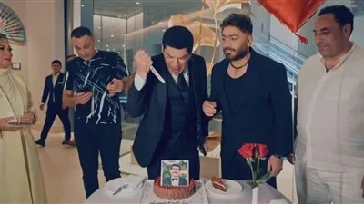 تامر حسني يحيي عيد ميلاد باسم سمرة في السعودية: سيتقطع الكعك! تامر حسني يحيي عيد ميلاد باسم سمرة في السعودية: سيتقطع الكعك!