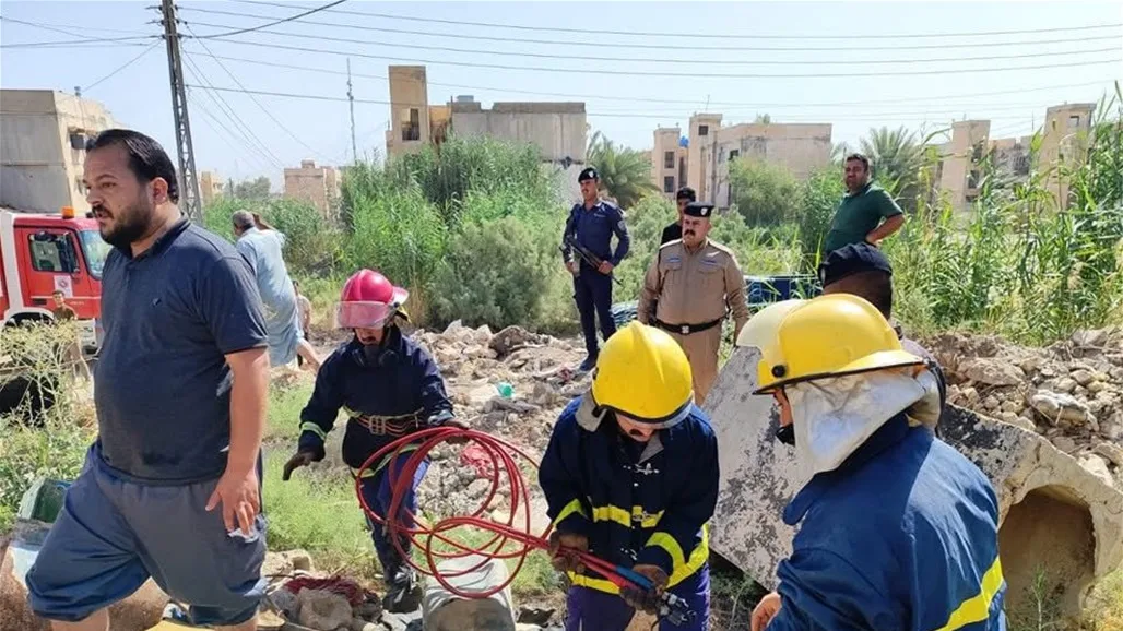 الدفاع المدني ينقذ عاملاً سقط عليه سقف منزل في الرمادي (صور) الدفاع المدني ينقذ عاملاً سقط عليه سقف منزل في الرمادي (صور)