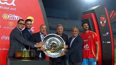 النائب أحمد دياب يمنح درع الدوري المصري الممتاز 2024/2025 للنادي الأهلي بحضور محمود الخطيب النائب أحمد دياب يمنح درع الدوري المصري الممتاز 2024/2025 للنادي الأهلي بحضور محمود الخطيب