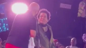 “منذ ثلاث سنوات وكان متأثراً بفقدان صديقه” .. تفاصيل انهيار محمد منير خلال حفلته.
