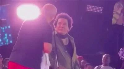 “منذ ثلاث سنوات وكان متأثراً بفقدان صديقه” .. تفاصيل انهيار محمد منير خلال حفلته. “منذ ثلاث سنوات وكان متأثراً بفقدان صديقه” .. تفاصيل انهيار محمد منير خلال حفلته.