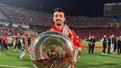 “بعد موسم challenging، تمكنا من إنهائه بنجاح” .. طاهر محمد، لاعب الأهلي، يحتفل بلقب الدوري. “بعد موسم challenging، تمكنا من إنهائه بنجاح” .. طاهر محمد، لاعب الأهلي، يحتفل بلقب الدوري.