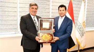 “الجبهة الوطنية” تمنح وزير الشباب والرياضة “درع التقدير” تعبيرًا عن امتنانها لدعمه للشباب والمبادرات المجتمعية.